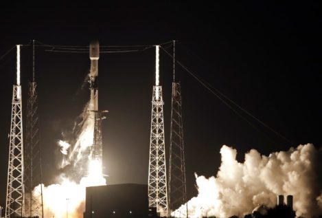 Elon Musk lanza 60 satélites con SpaceX para crear su propia red mundial de internet