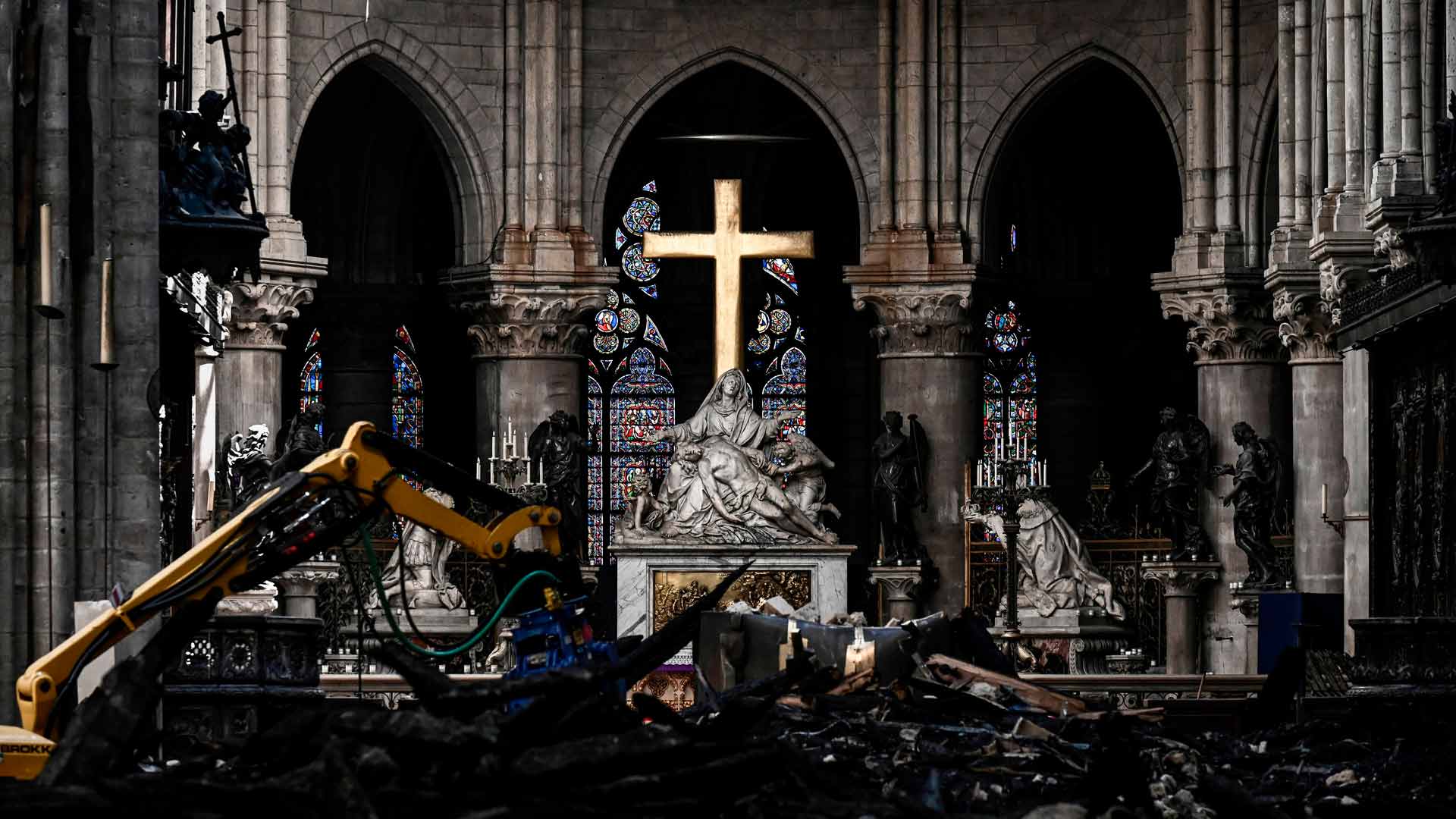 Encontrada la estatua de un ángel dorado de la bóveda de Notre Dame