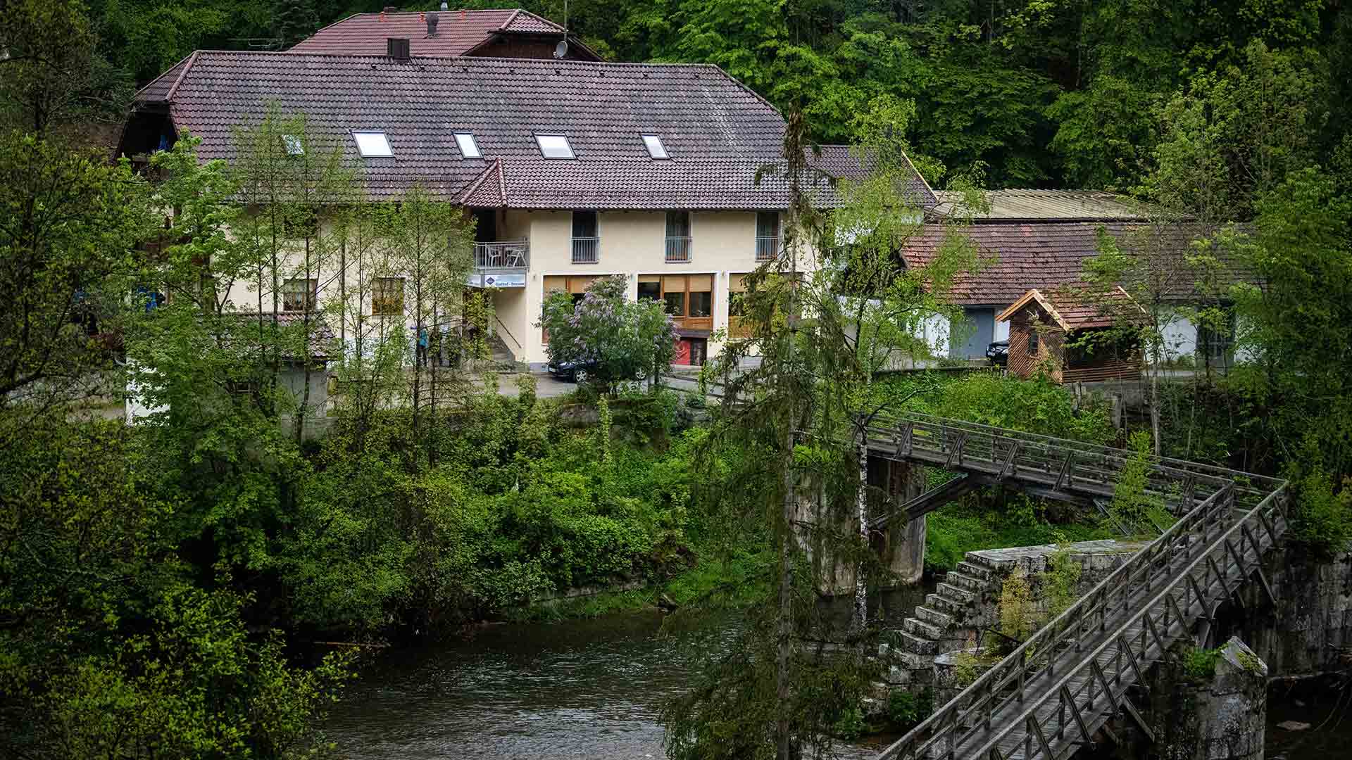 Encontradas tres personas muertas con flechas de ballestas en un hotel de Alemania