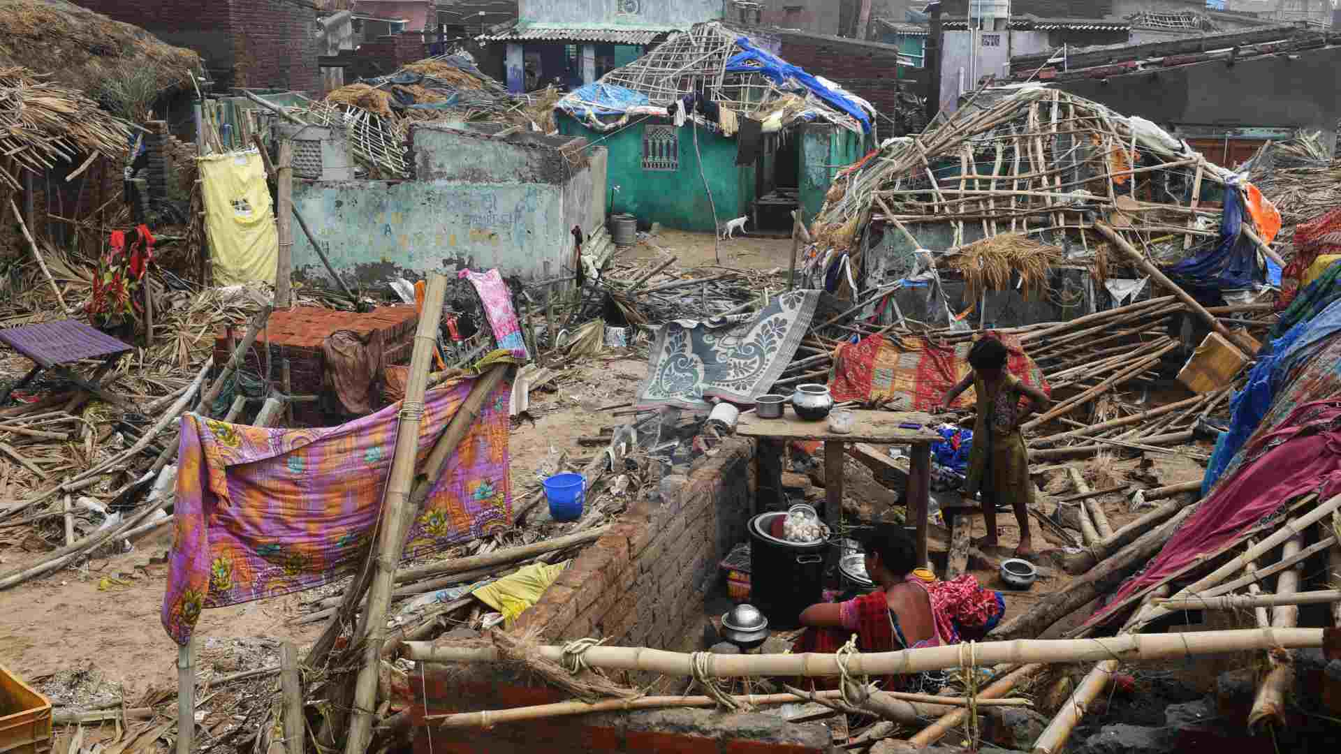 Fani deja a su paso por India y Bangladesh una docena de muertos