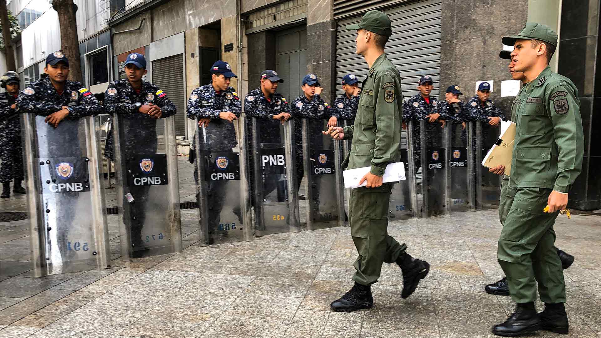 Fuerzas policiales y militares toman el Parlamento venezolano ante una supuesta amenaza de bomba