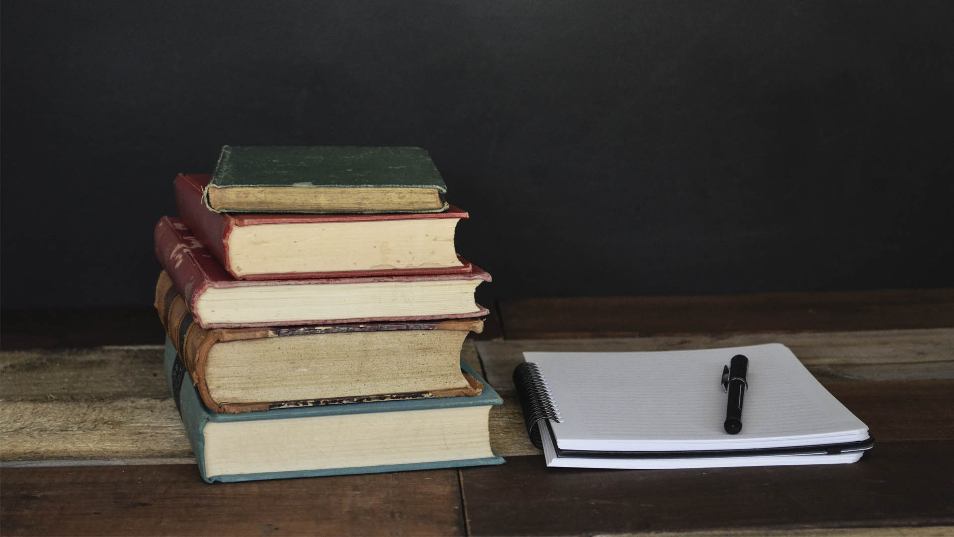 La CNMC multa a 34 editoriales de libros de texto por pactar precios y formas de ventas