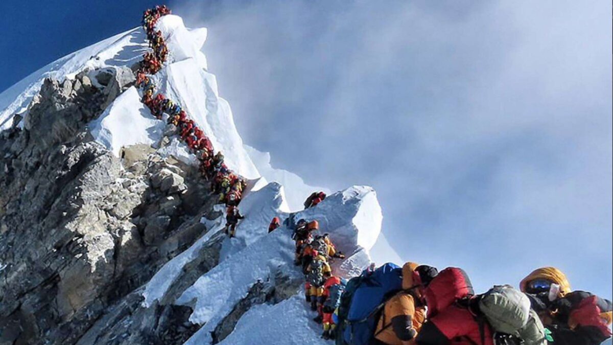 La foto viral que demuestra los peligros de la turistificación del Everest