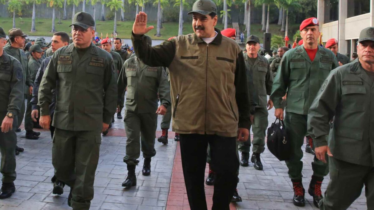Maduro insta a los militares a combatir a «cualquier golpista»