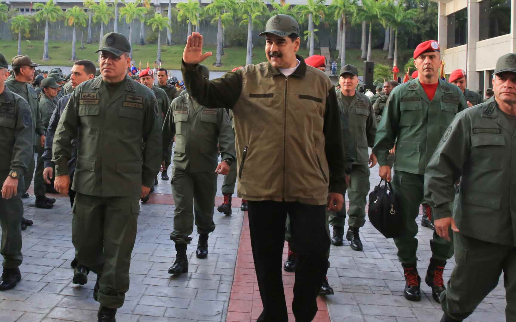 Maduro insta a los militares a combatir a "cualquier golpista"