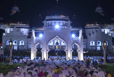 Millones de musulmanes inician el mes sagrado de Ramadán