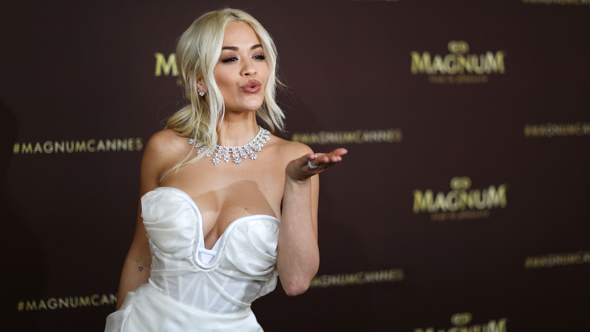Olvidados en un avión 3,5 millones de euros en joyas destinadas a Rita Ora en el Festival de Cannes