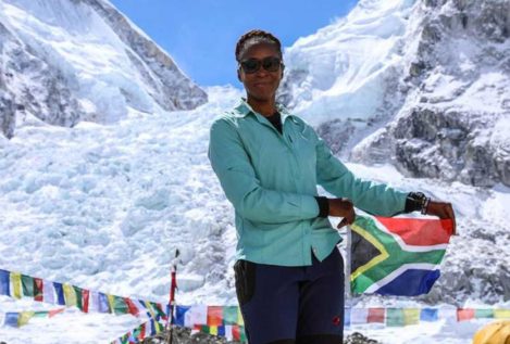 Saray Khumalo, primera mujer negra africana en subir el Everest