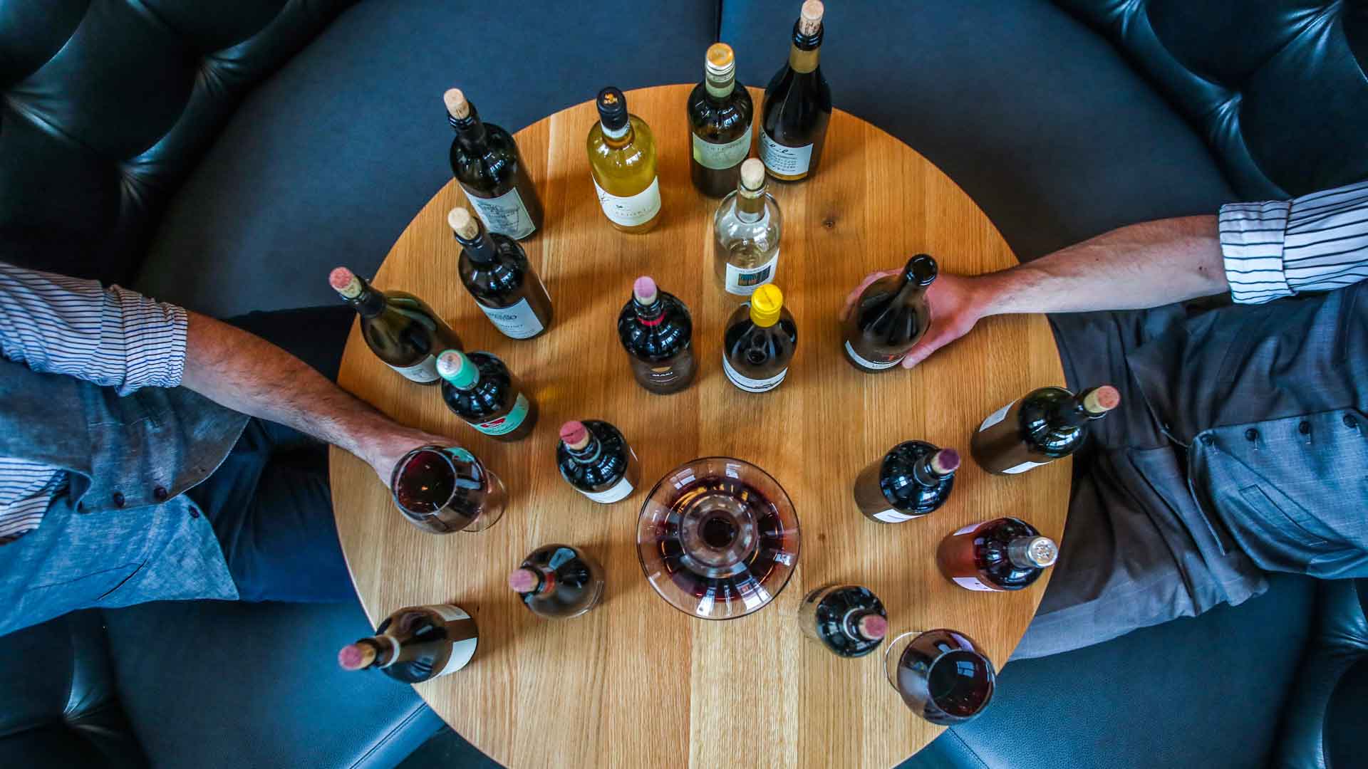 Una guía fácil del arte de catar vinos