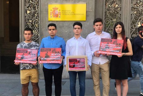 Cinco jóvenes presentan 180.000 firmas para una Selectividad igualitaria