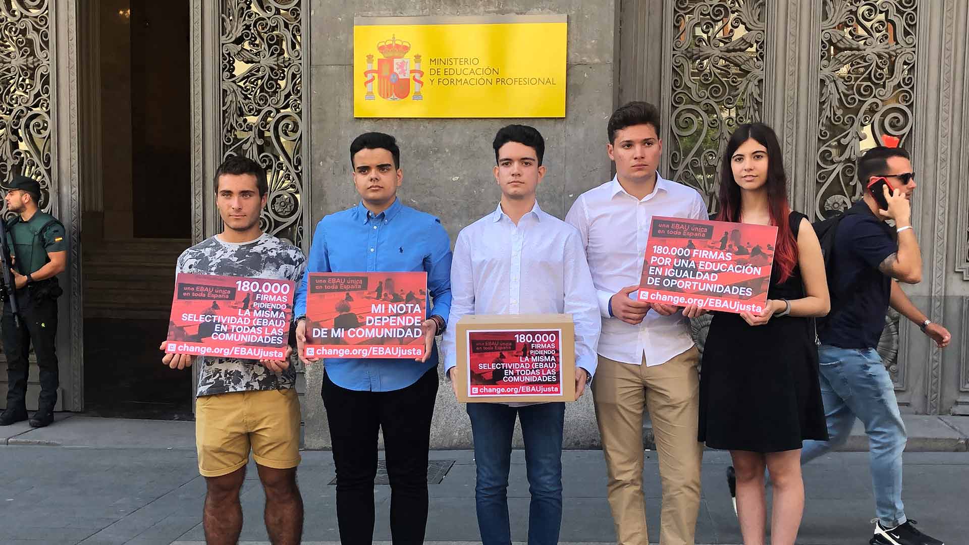 Cinco jóvenes presentan 180.000 firmas para una Selectividad igualitaria