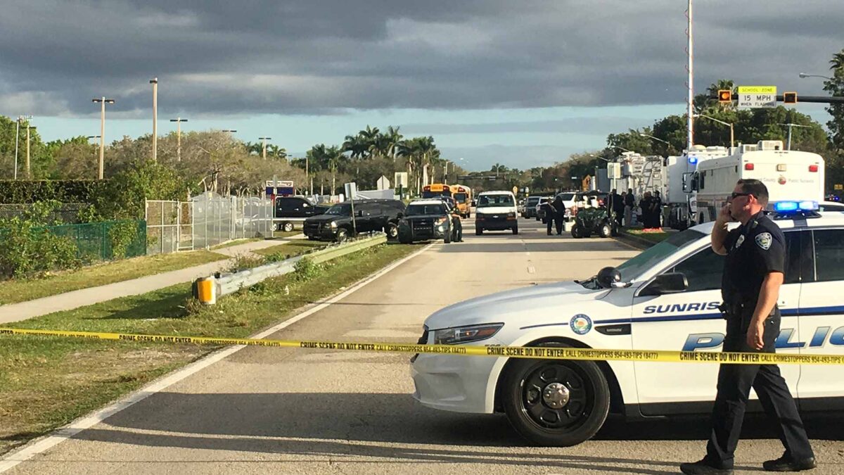 Detenido por negligencia el policía que no actuó en el tiroteo de Parkland