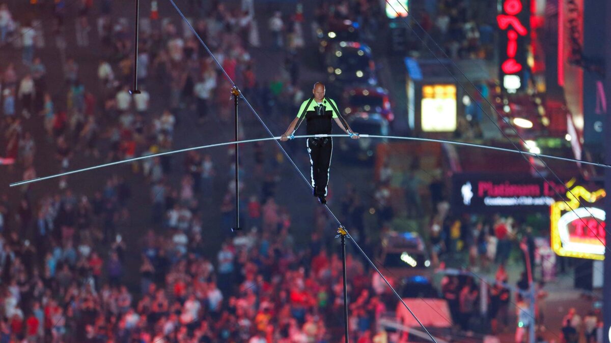 Dos hermanos equilibristas cruzan Times Square sobre un cable a 25 pisos de altura