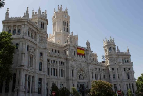 El Ayuntamiento de Madrid cuelga para el Orgullo una bandera de España como pedía Vox