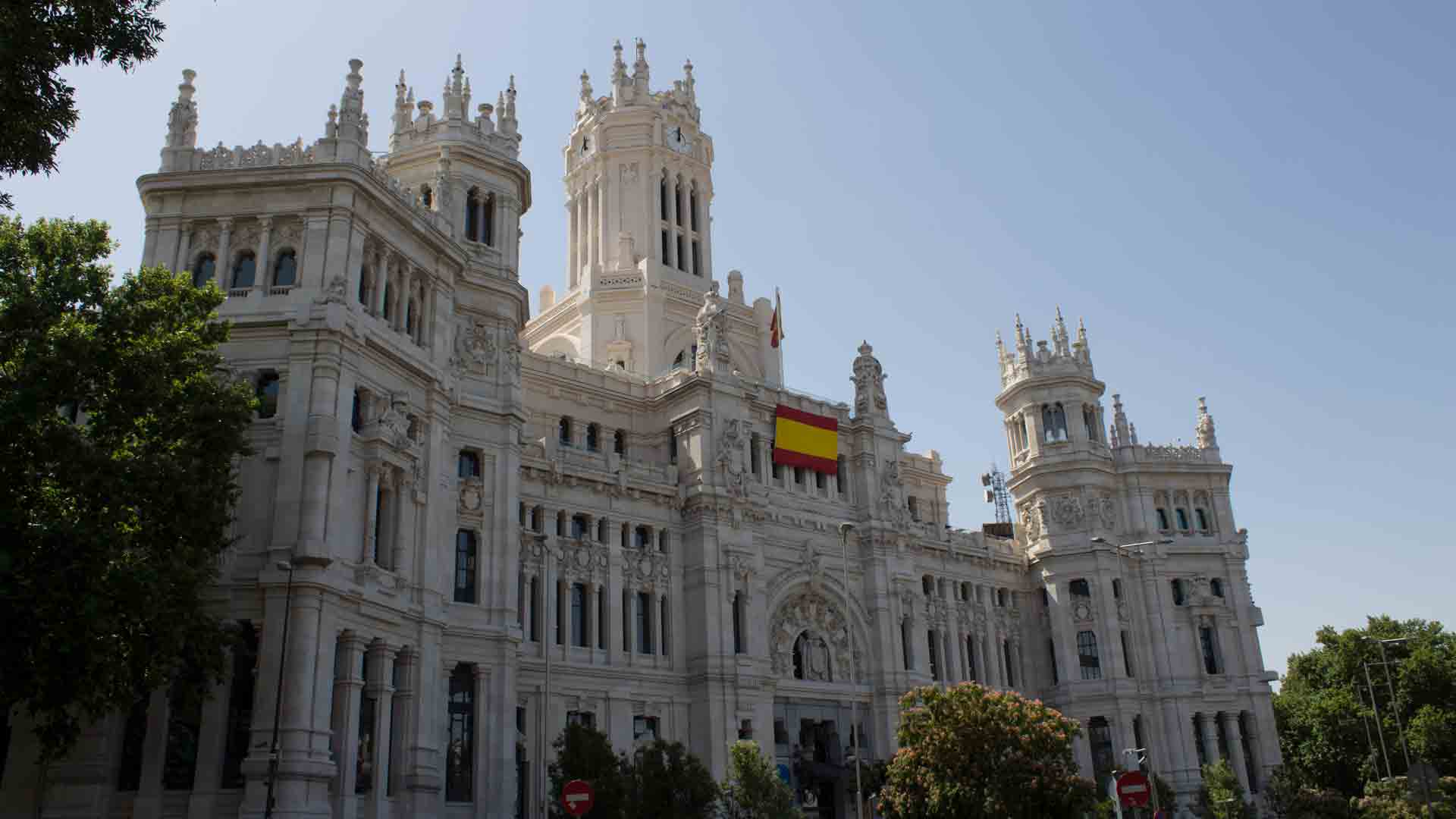 El Ayuntamiento de Madrid cuelga para el Orgullo una bandera de España como pedía Vox
