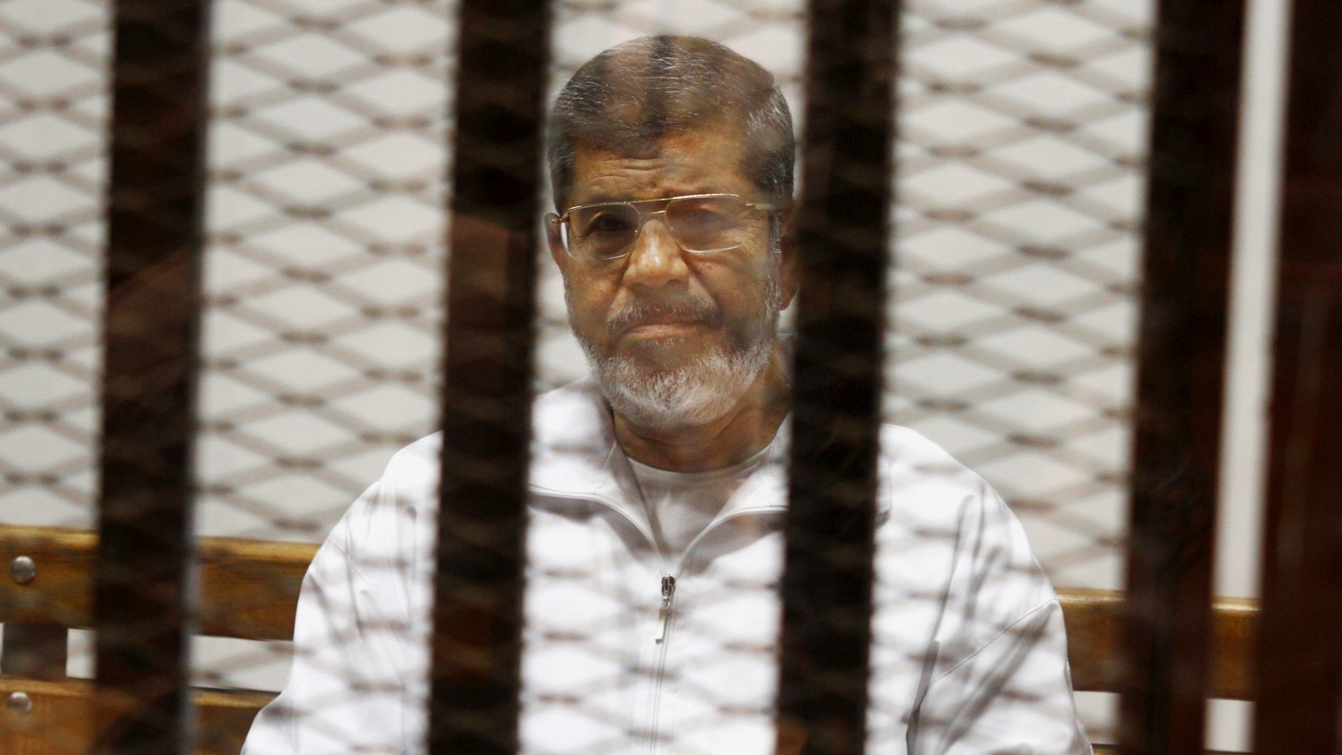 El derrocado presidente egipcio Mohamed Morsi muere durante una sesión de su juicio
