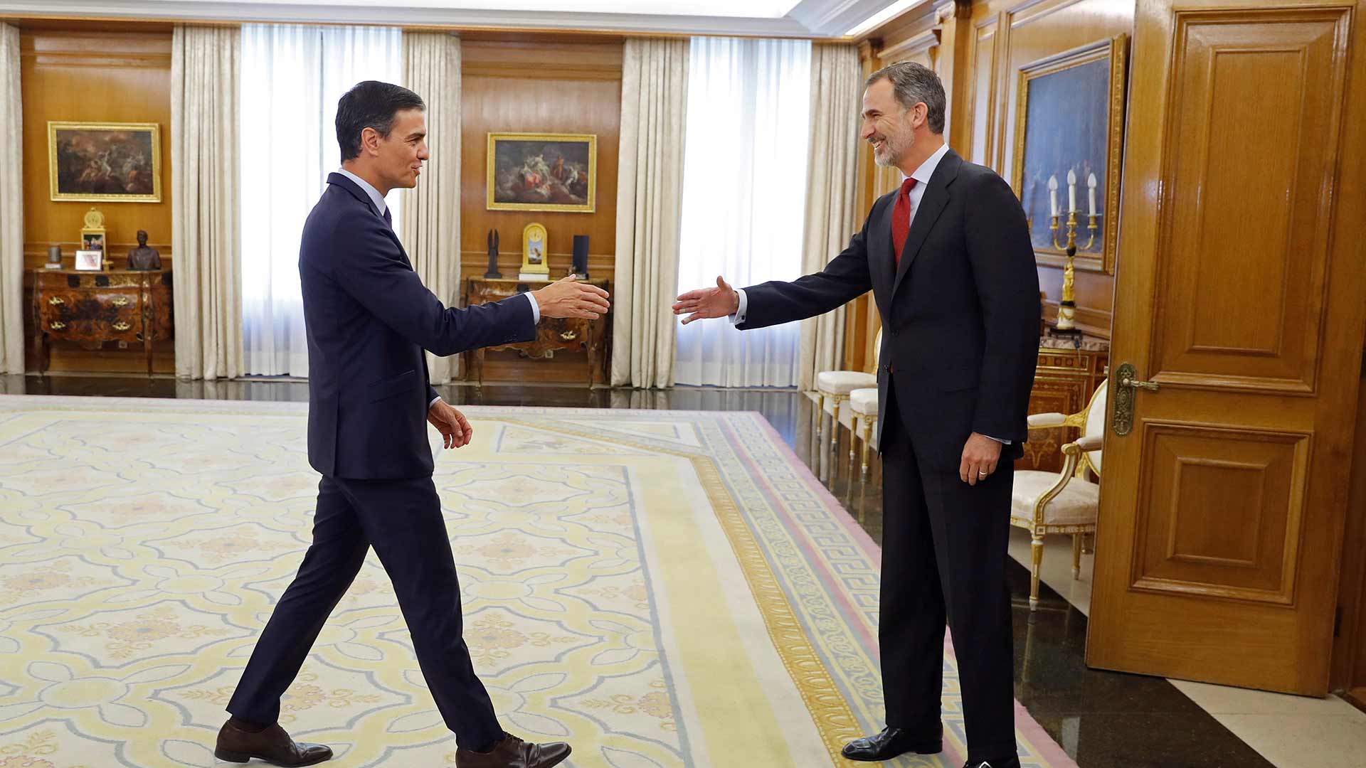 El rey propone como candidato a la investidura a Pedro Sánchez, que acepta el encargo "con honor"