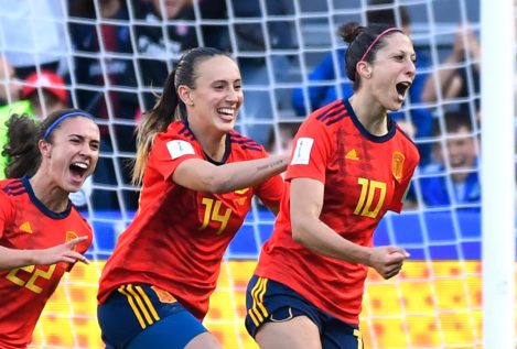 España sufre para lograr su primera victoria en un Mundial de fútbol femenino
