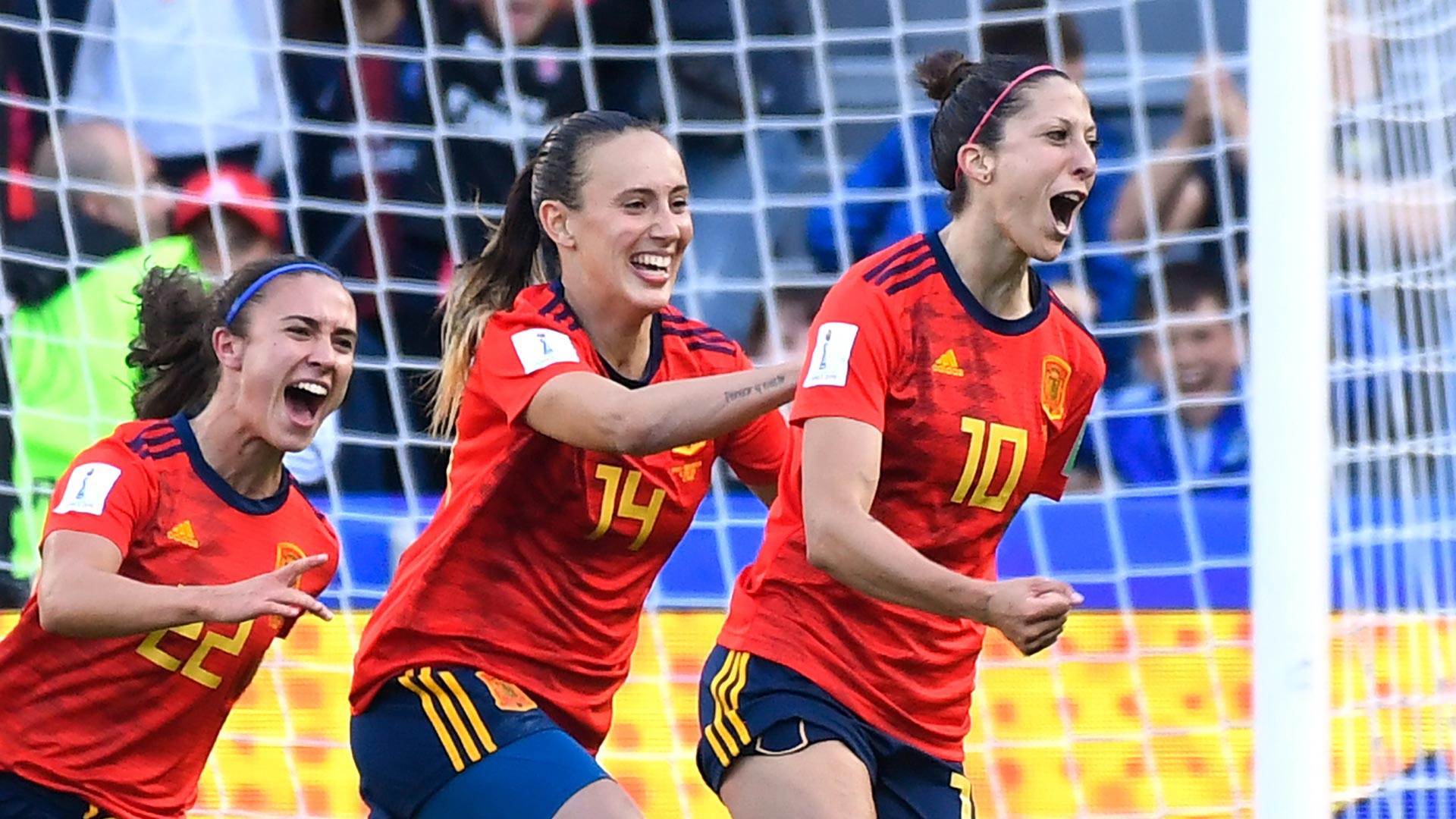 España sufre para lograr su primera victoria en un Mundial de fútbol femenino