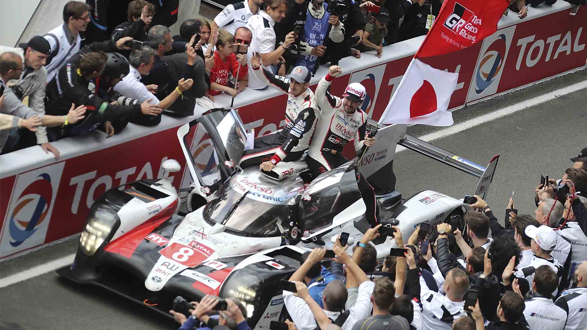 Fernando Alonso repite victoria en las 24 horas de Le Mans y se proclama campeón del mundo de resistencia