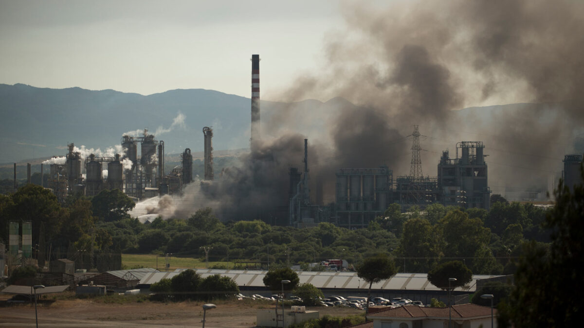 Declarado un incendio en la planta química Indorama de San Roque con varios heridos