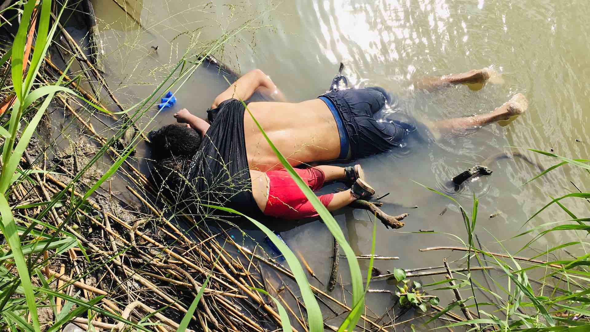 La foto que conmociona a México: un padre y su hija se ahogan tratando de llegar a EEUU