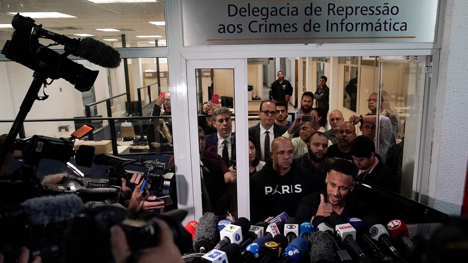 La modelo que acusó a Neymar de violación pierde su tercer abogado