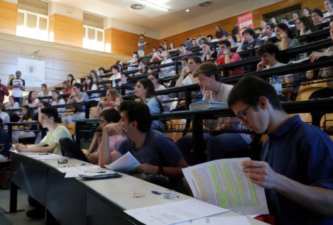 Miles de estudiantes protestan por la dificultad del examen de Matemáticas de la EVAU en Valencia