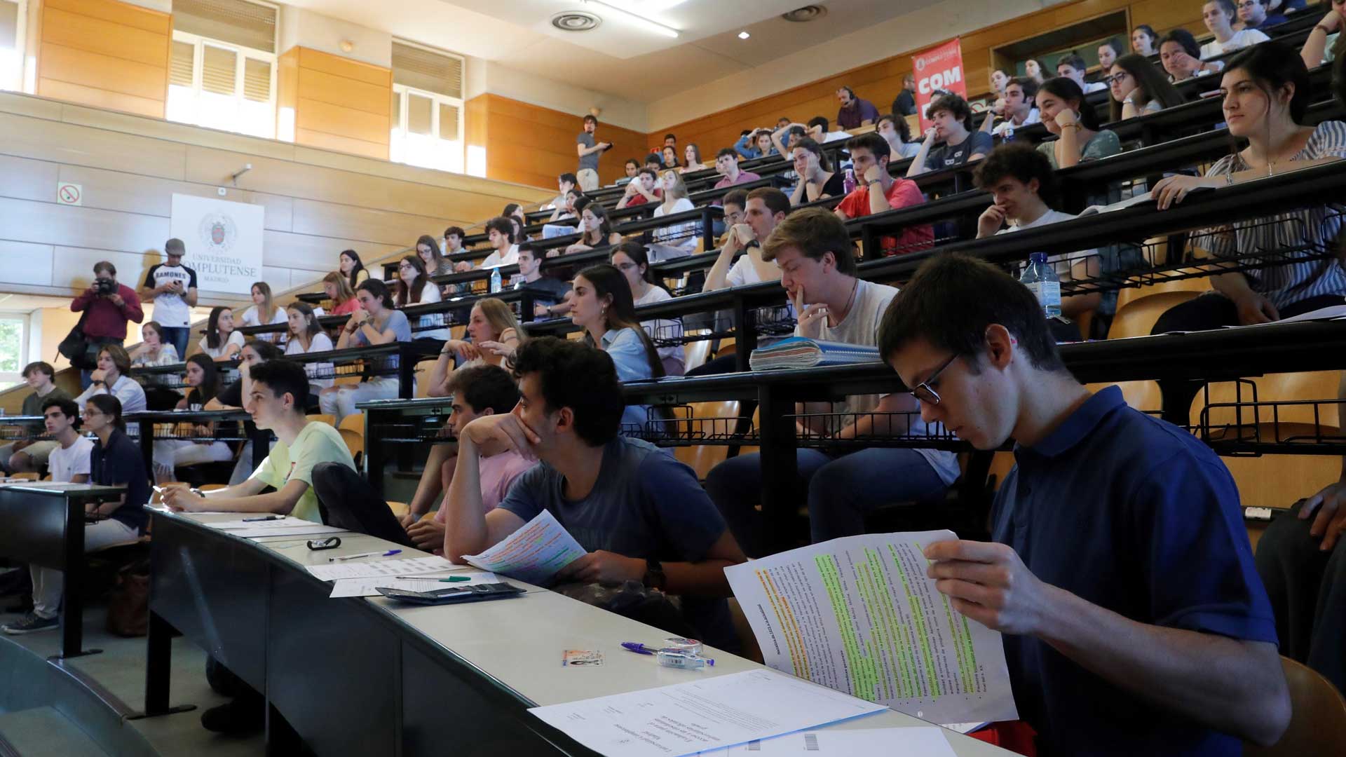 Miles de estudiantes protestan por la dificultad del examen de Matemáticas de la EVAU en Valencia