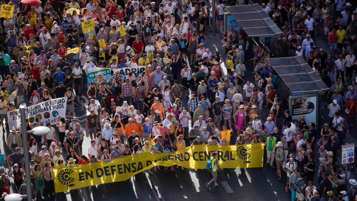 Miles de personas se manifiestan para pedir al PP y Ciudadanos que mantengan Madrid Central