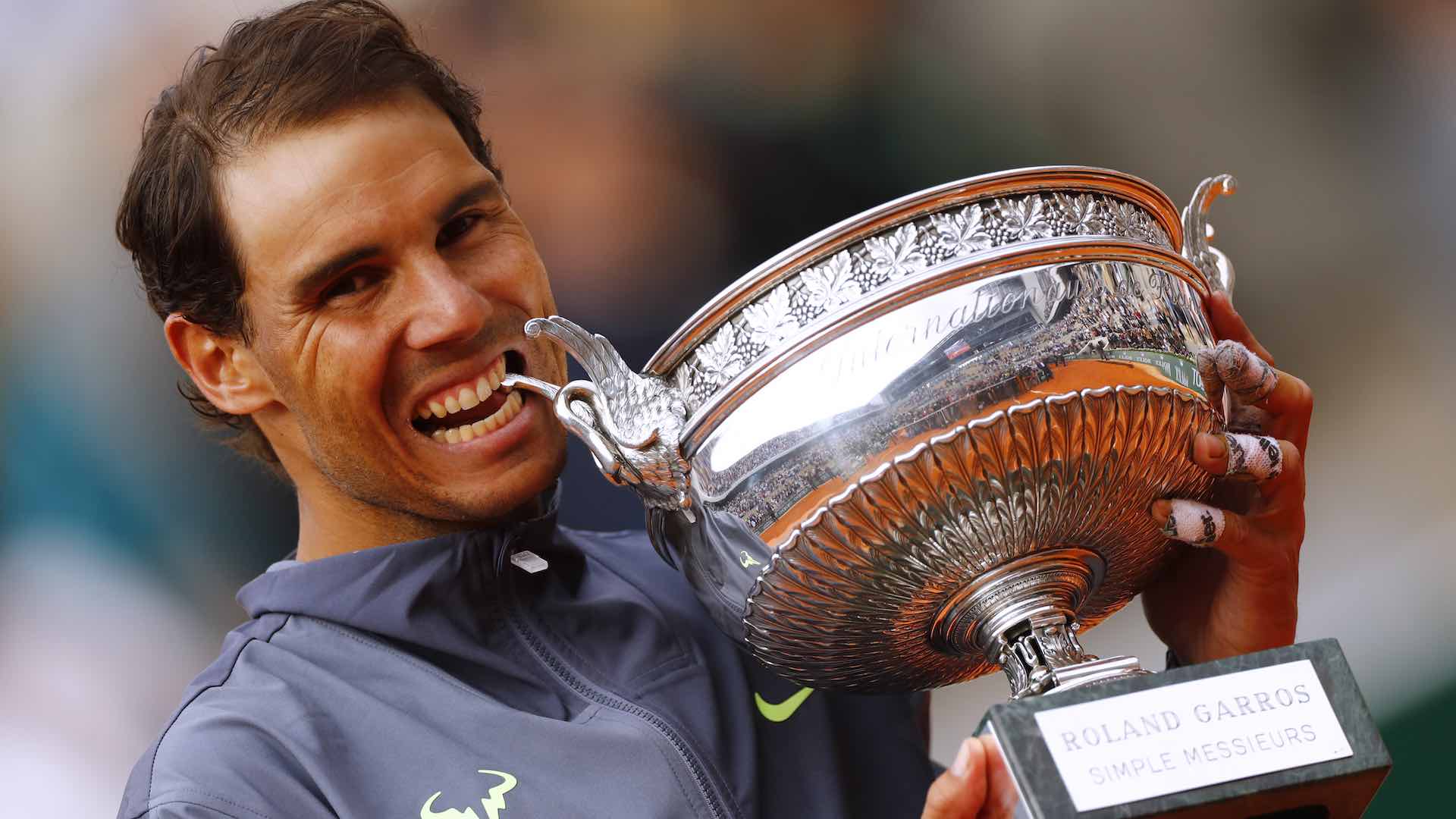 Nadal hace historia al arrasar a Thiem en cuatro sets y ganar su duodécima copa de Roland Garros