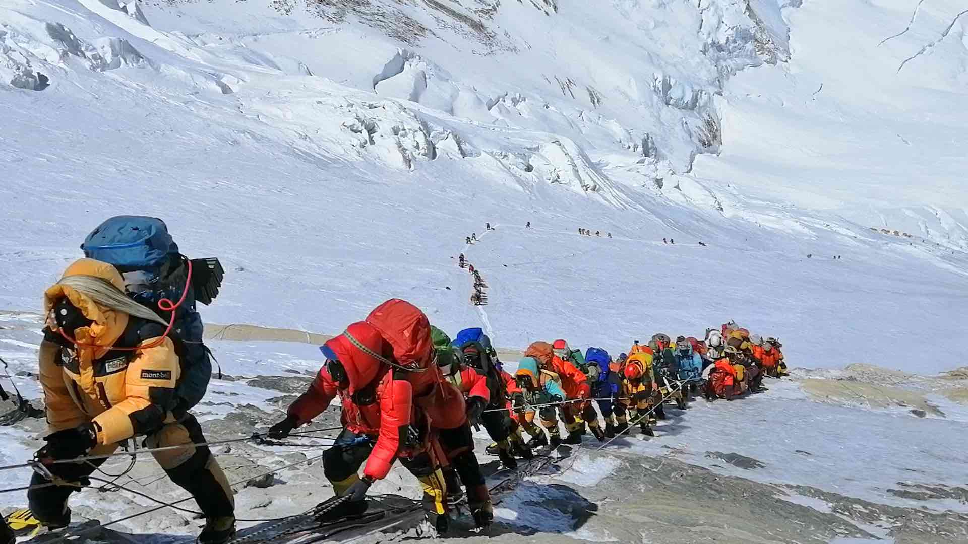 Nepal, ante el enorme desafío de identificar los cuerpos recuperados del Everest
