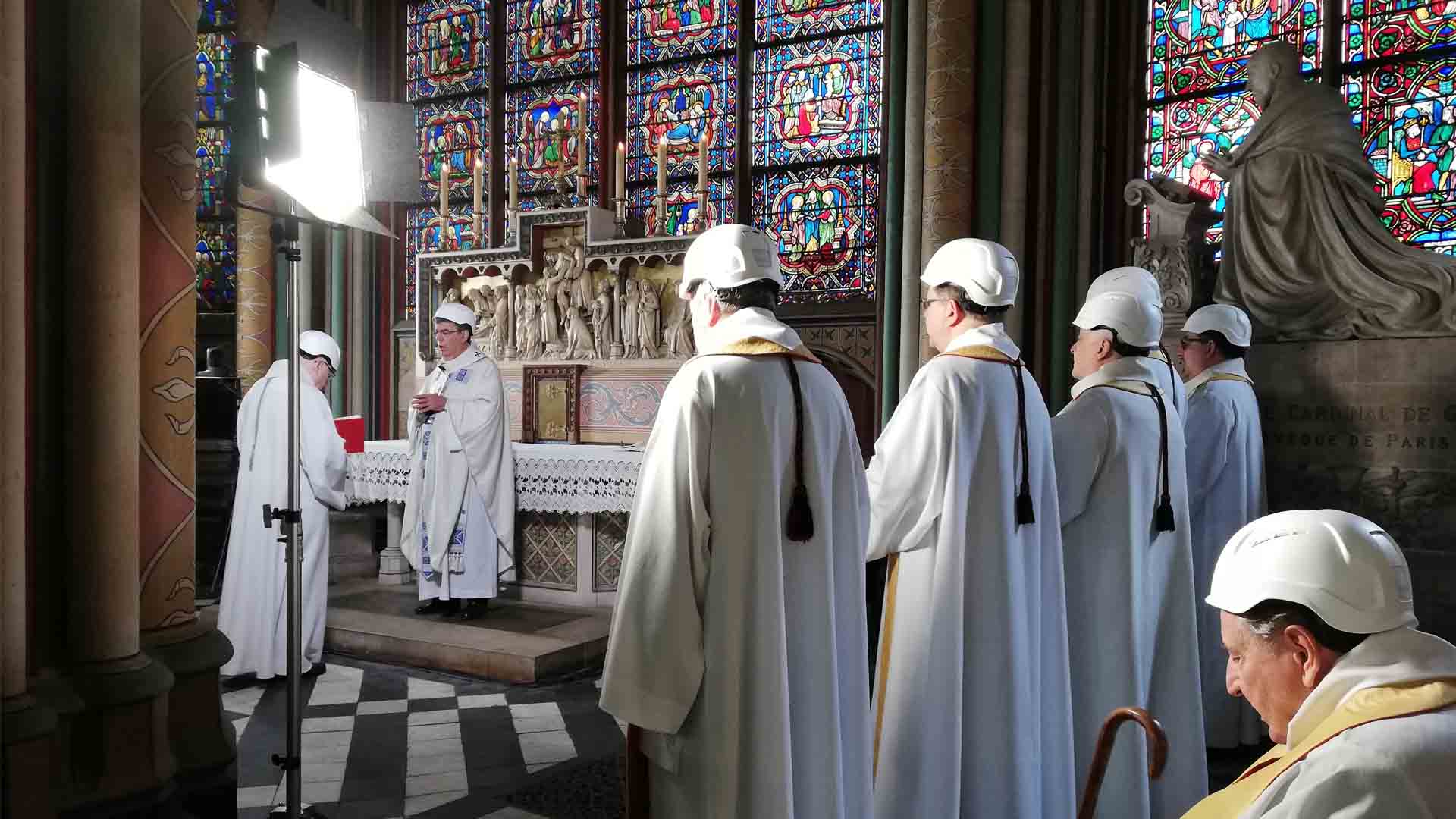 Notre Dame de París celebra su primera misa tras el incendio