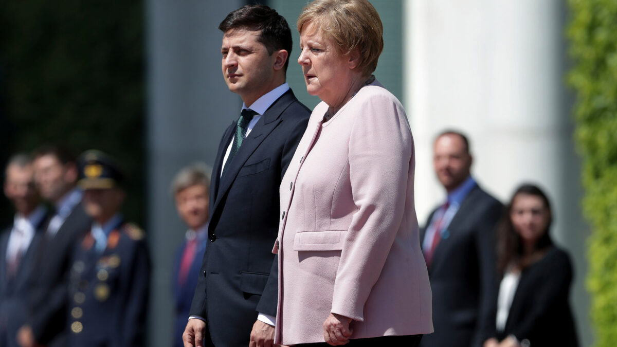 Preocupación por la salud de Merkel tras sufrir fuertes temblores durante un acto oficial