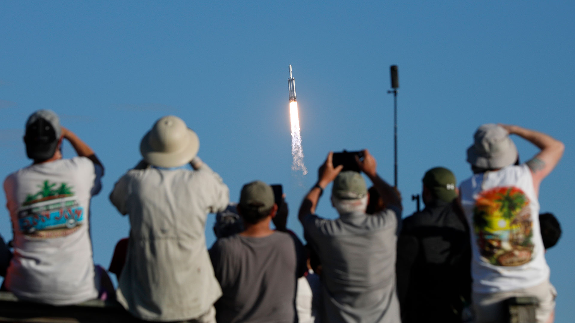 SpaceX lanza el Falcon Heavy, su mayor cohete, con satélites del Pentágono y la NASA