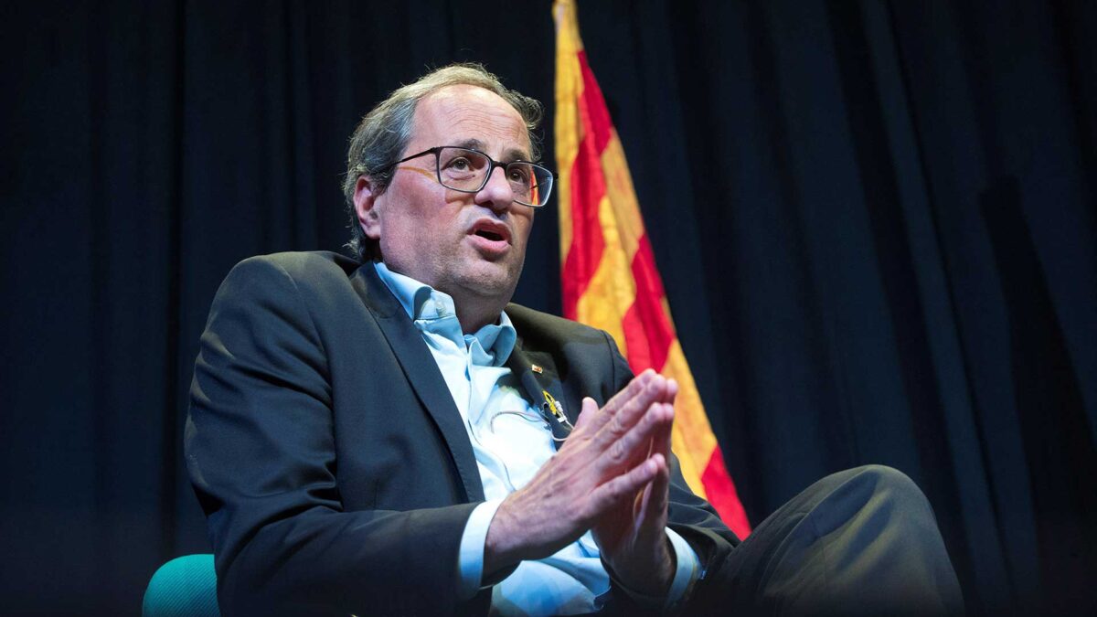 Torra, a un paso de sentarse en el banquillo por desobediencia por no retirar lazos amarillos