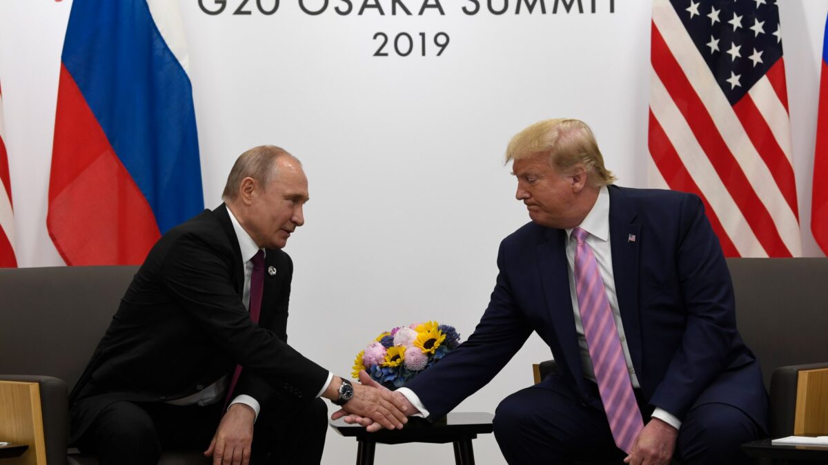 Trump bromea pidiendo a Putin que no interfiera en las elecciones de 2020