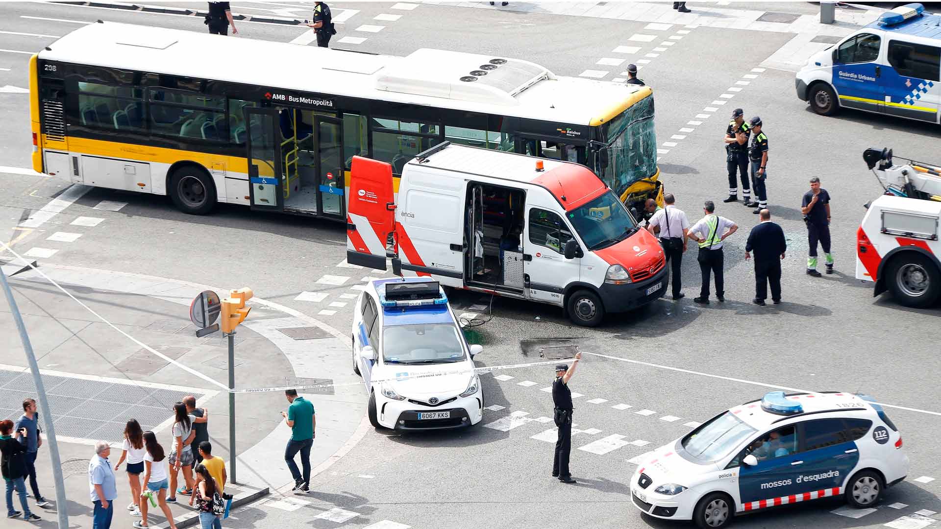 Una colisión entre dos autobuses y una moto causa 24 heridos en Barcelona