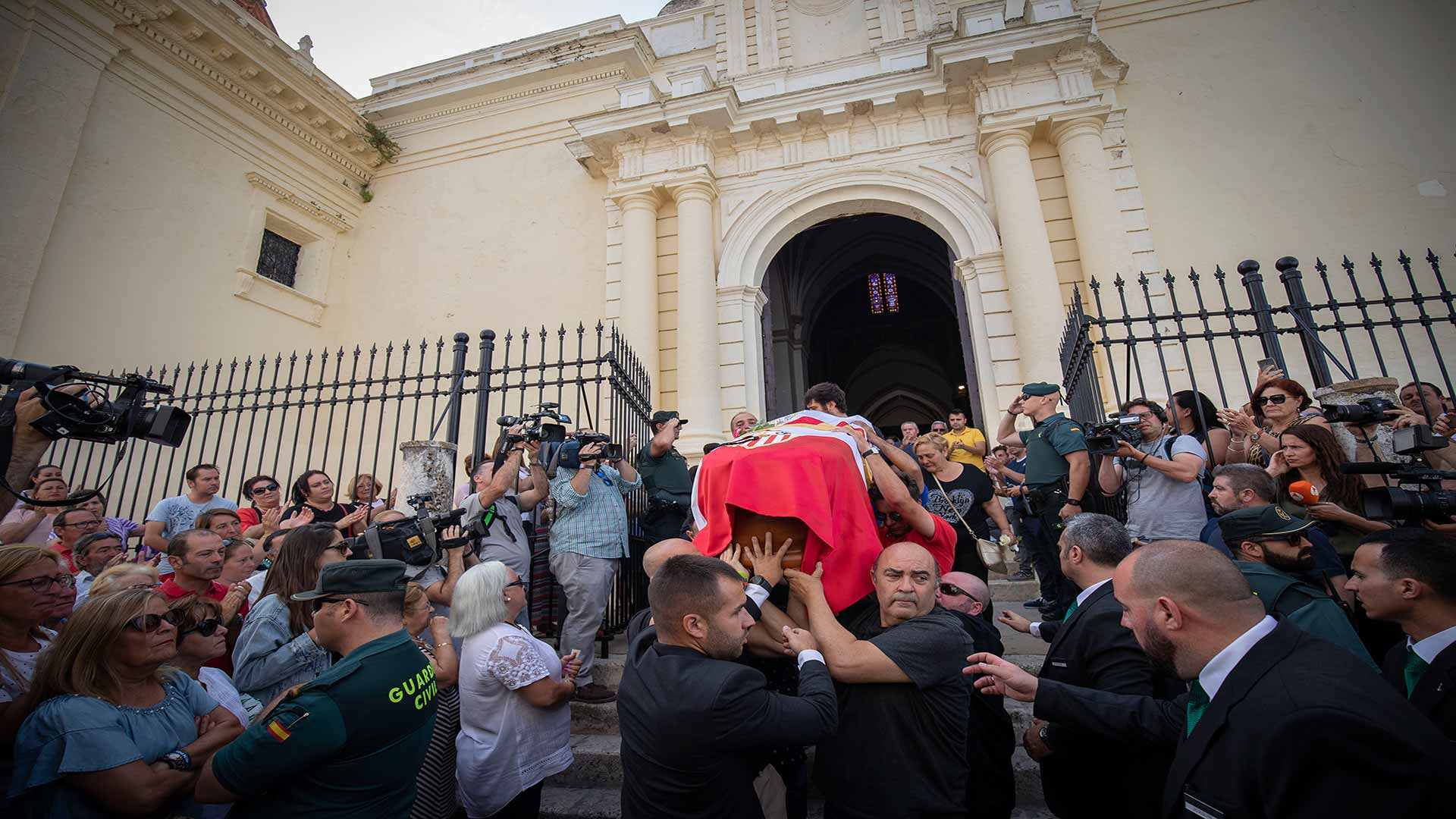 Utrera despide a José Antonio Reyes en un entierro multitudinario