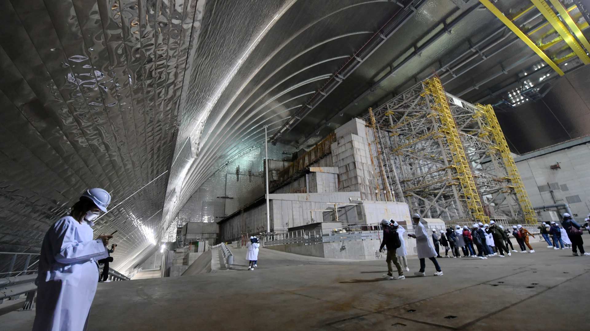 La mayor estructura móvil jamás construida ya cubre Chernóbil como una cúpula