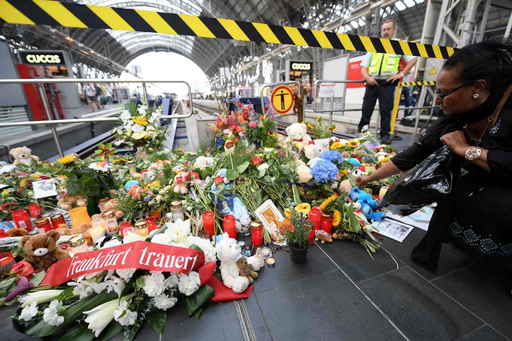 Conmoción en Alemania: un hombre mata a un niño al empujarlo a las vías del tren 1