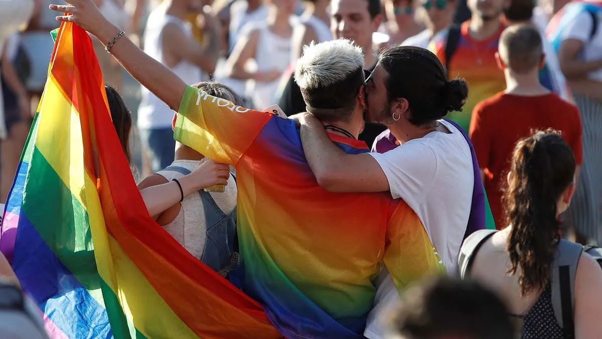 Moncloa impone cursos de «interseccionalidad LGTBIQ+» a diplomáticos y militares