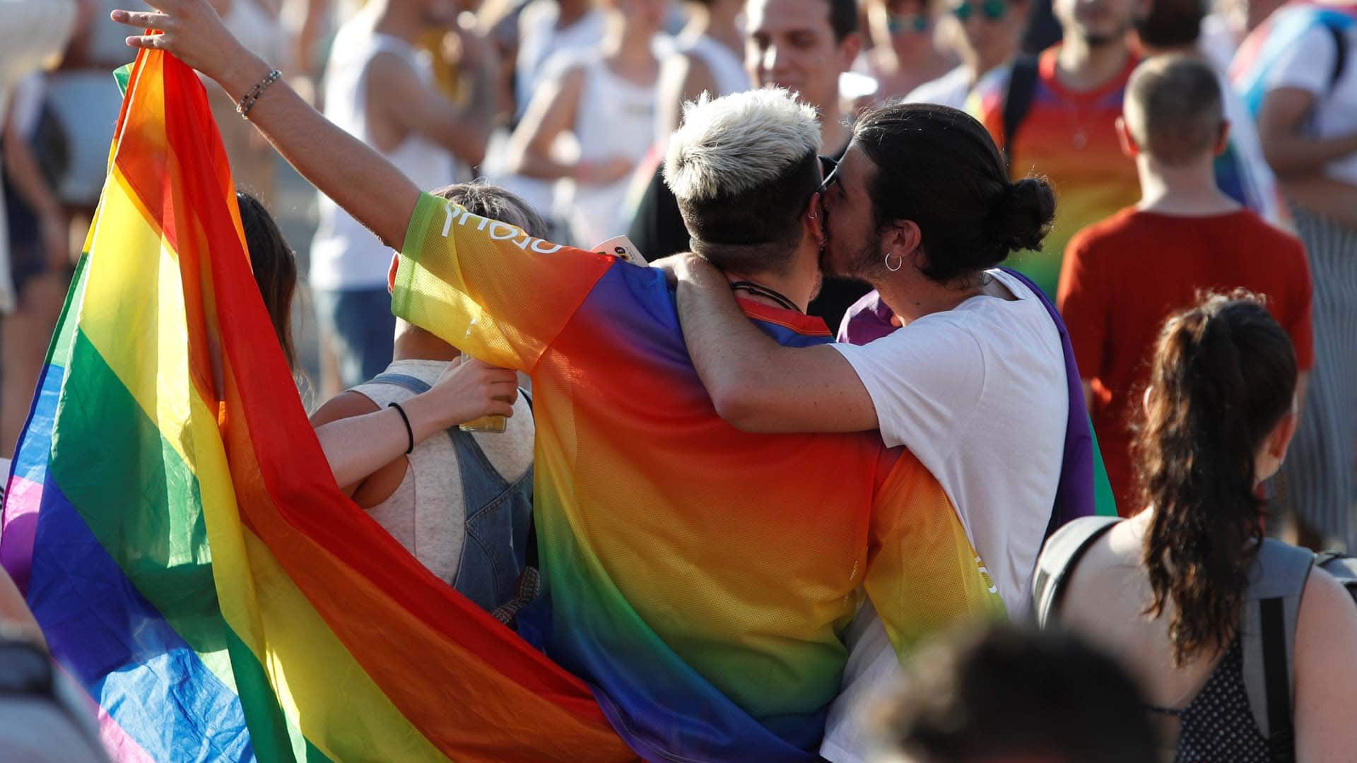 Moncloa impone cursos de «interseccionalidad LGTBIQ+» a diplomáticos y militares