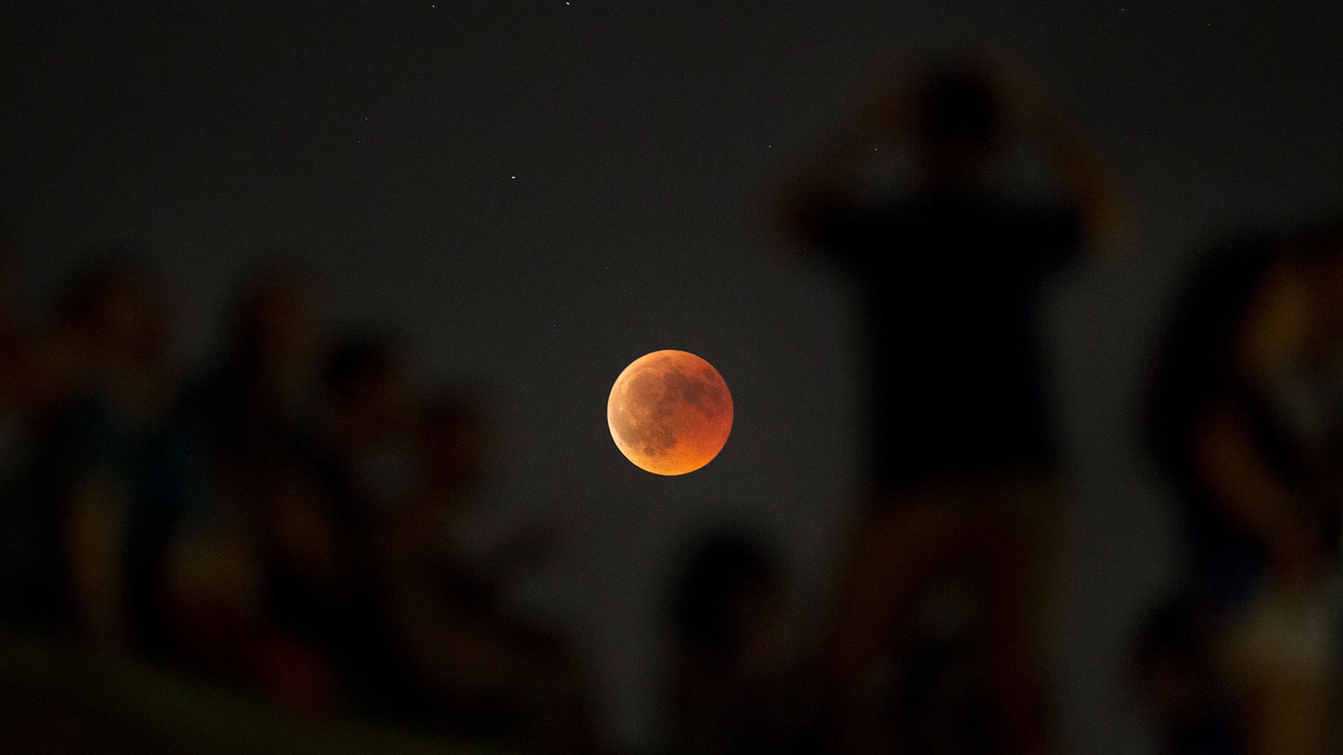El evento astronómico del verano: lo que tienes que saber sobre el eclipse parcial de luna de esta noche