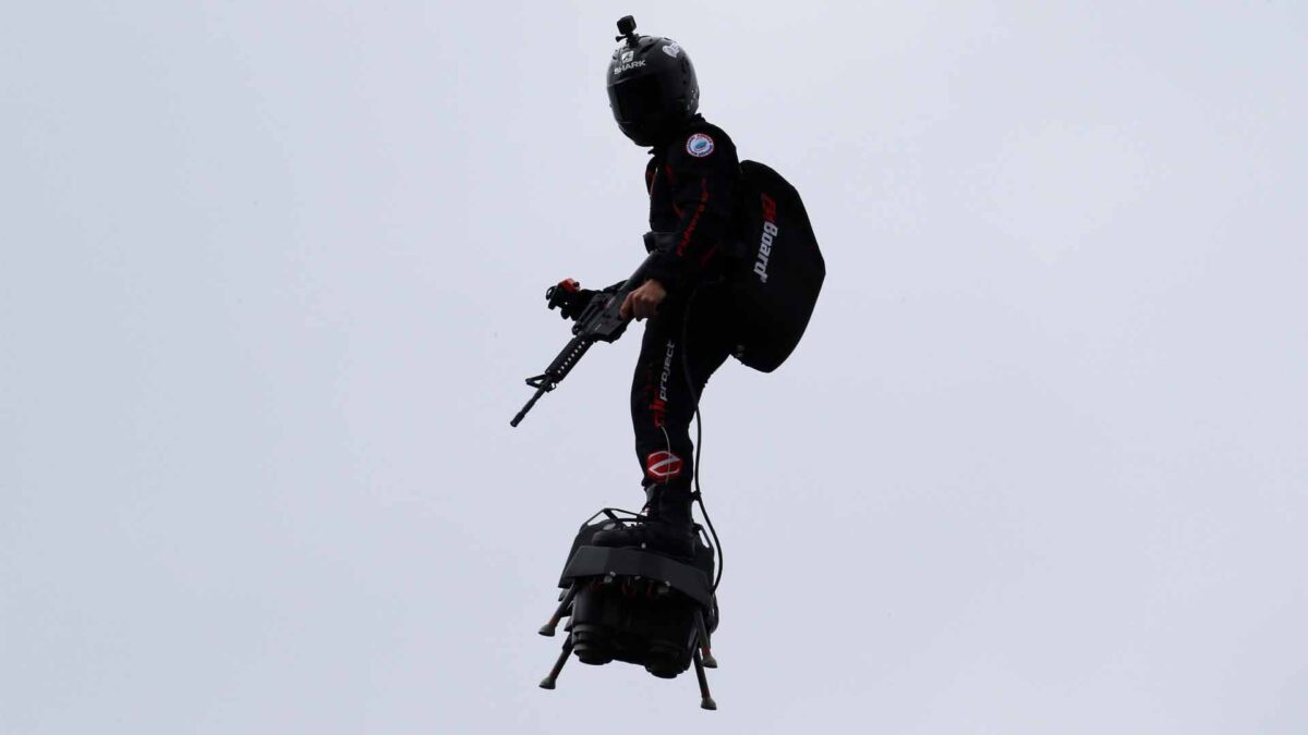 El futuro ya está aquí: Francia muestra un soldado volador en el desfile del 14 de julio