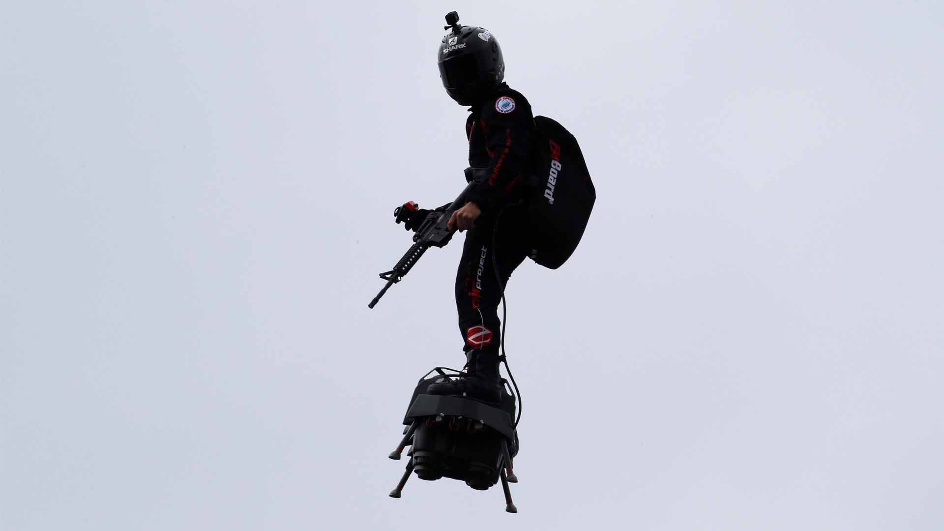 El futuro ya está aquí: Francia muestra un soldado volador en el desfile del 14 de julio