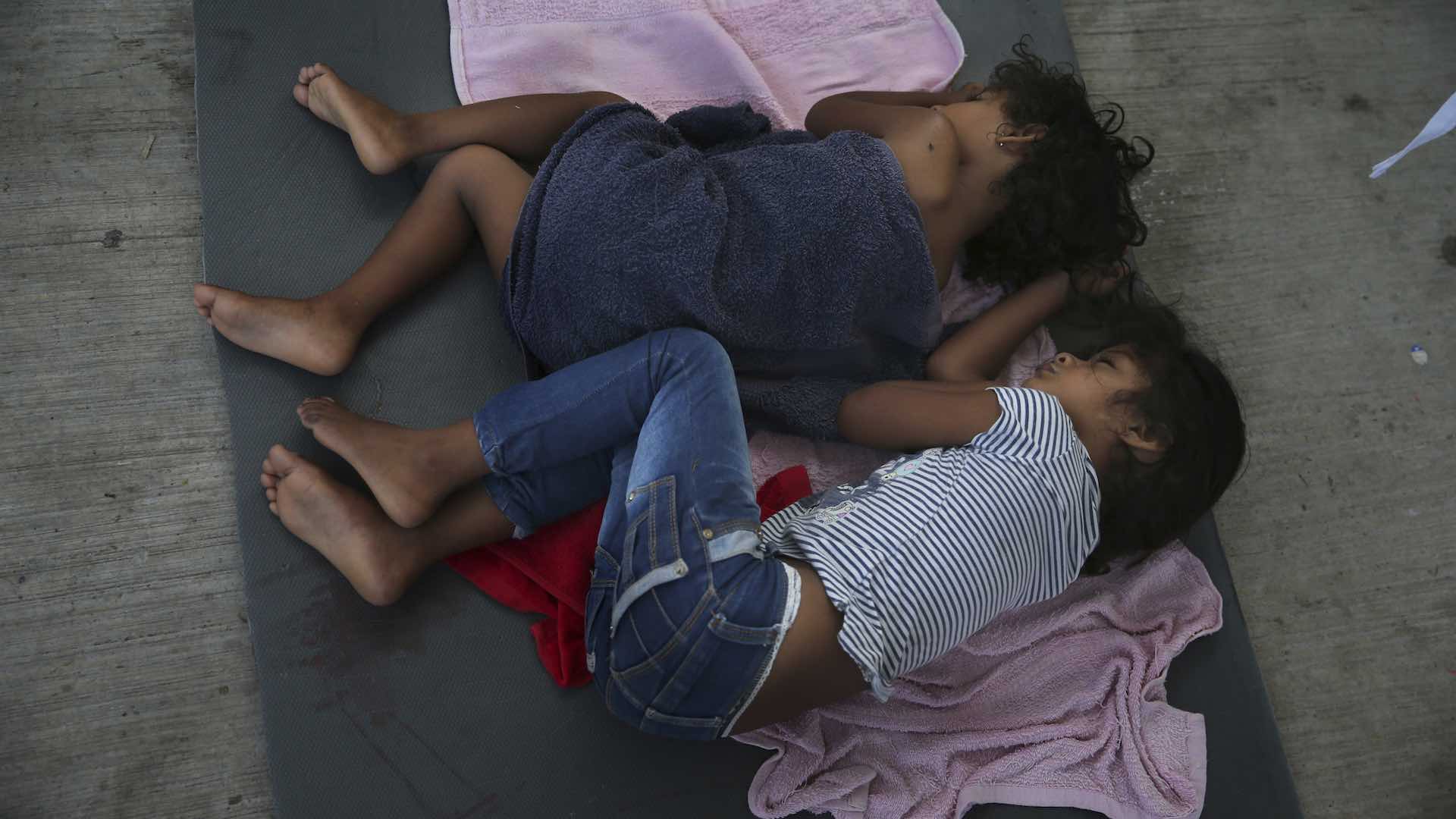 El Gobierno de Trump separó a más de 900 niños migrantes de sus padres en el último año