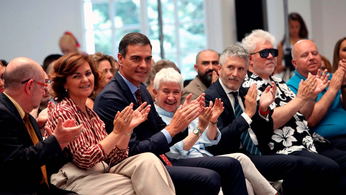 El Gobierno recibe en la Moncloa al colectivo LGTBI en reconocimiento a su memoria histórica