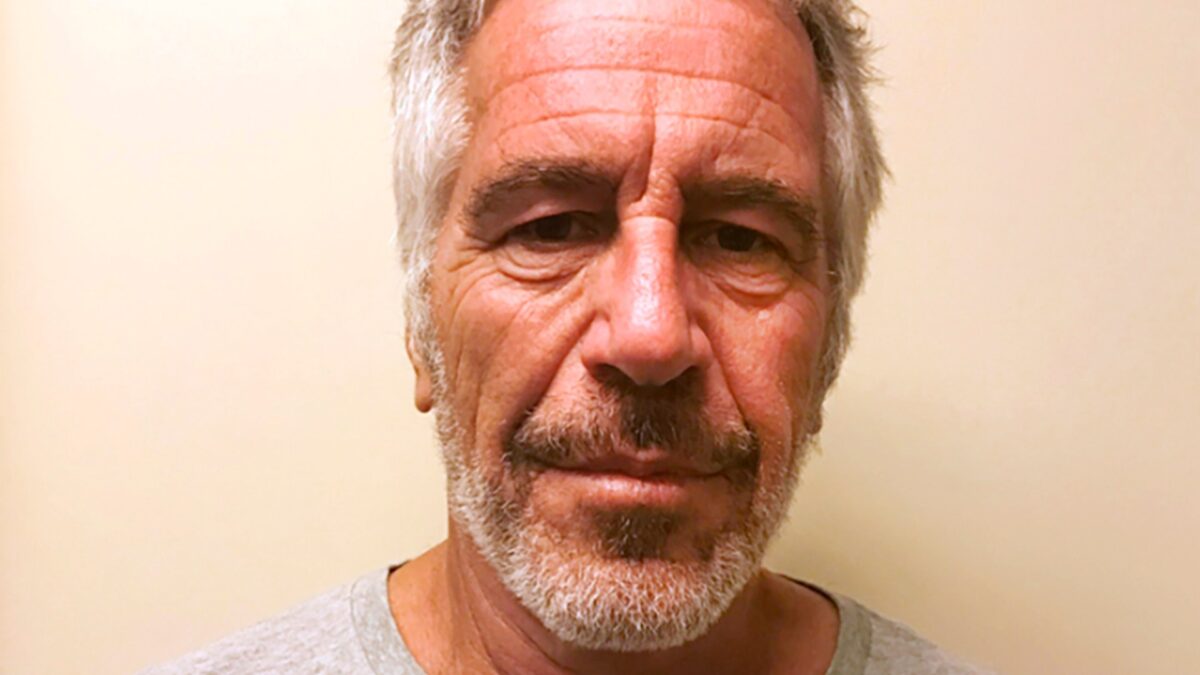 El magnate Jeffrey Epstein, semiinconsciente y con marcas en el cuello en su celda