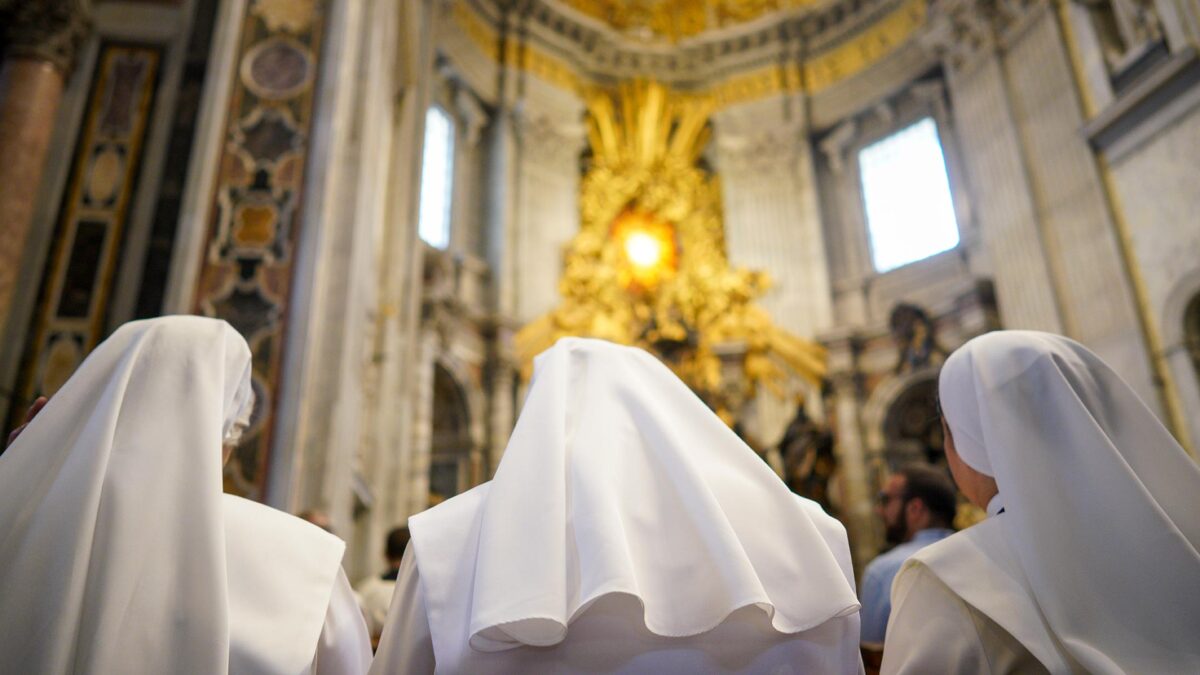 El Vaticano desautoriza al nuncio que acusó al Gobierno de «resucitar» a Franco